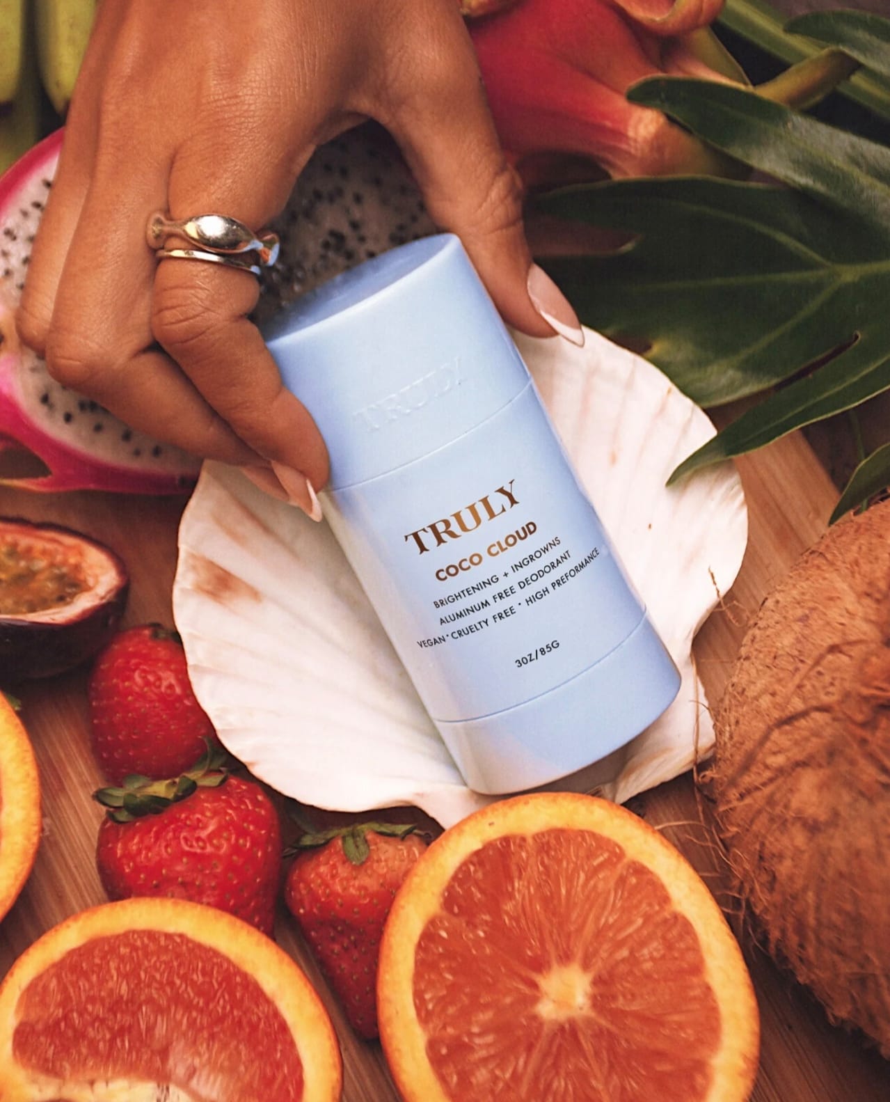 Truly Desodorante Coco Cloud para prevenir y aclarar piel encarnada